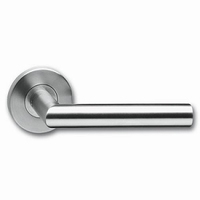 RVS deurkruk op rozet - geveerd - 90gr
